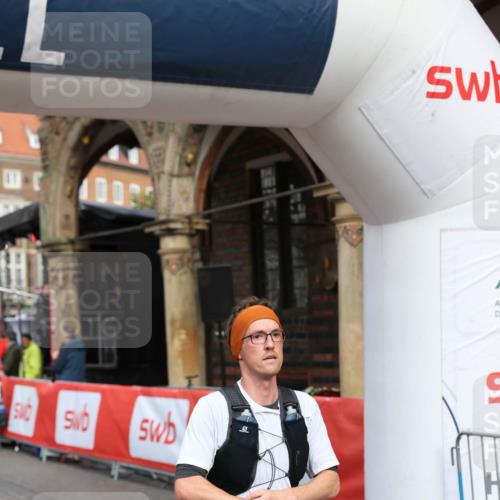 05.10.2025 - 20. swb-Marathon Bremen Yannick Fuchs http://msf.ph/oto/9263245 05.10.2025 10:50:01 Ziel 9218, 9369, 9696, 9761, 9889, 10159, 10346, 10781, 10946, 11091, 11642, 11749 meine-sportfotos.de