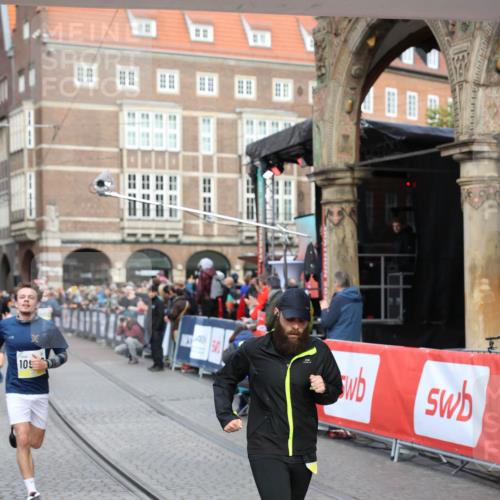 05.10.2025 - 20. swb-Marathon Bremen Yannick Fuchs http://msf.ph/oto/9263280 05.10.2025 10:50:03 Ziel 9369, 9693, 9696, 9761, 9889, 10159, 10346, 10543, 10946, 11091, 11642, 11749 meine-sportfotos.de