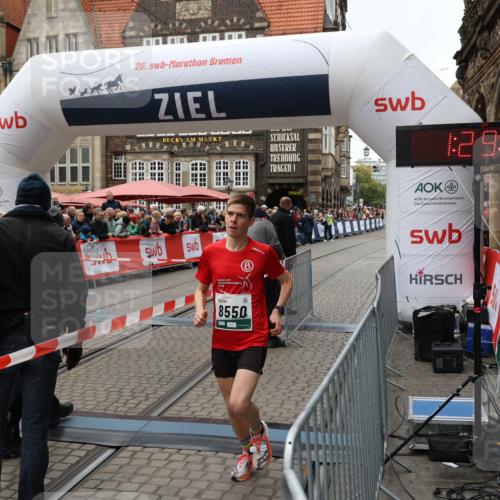05.10.2025 - 20. swb-Marathon Bremen Yannick Fuchs http://msf.ph/oto/9263282 05.10.2025 11:25:18 Ziel  meine-sportfotos.de