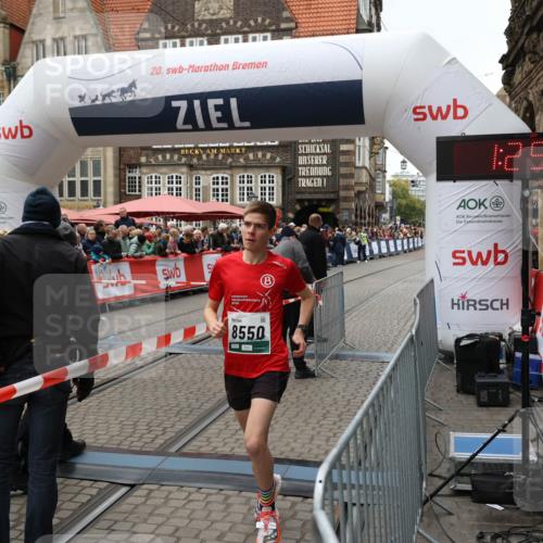 05.10.2025 - 20. swb-Marathon Bremen Yannick Fuchs http://msf.ph/oto/9263292 05.10.2025 11:25:18 Ziel  meine-sportfotos.de