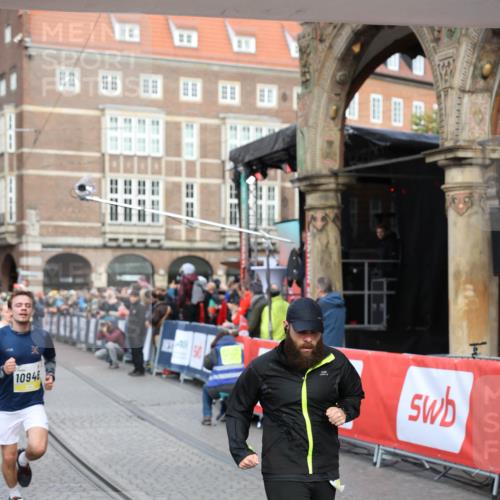 05.10.2025 - 20. swb-Marathon Bremen Yannick Fuchs http://msf.ph/oto/9263311 05.10.2025 10:50:03 Ziel 9369, 9693, 9696, 9761, 9889, 10159, 10346, 10543, 10946, 11091, 11642, 11749 meine-sportfotos.de