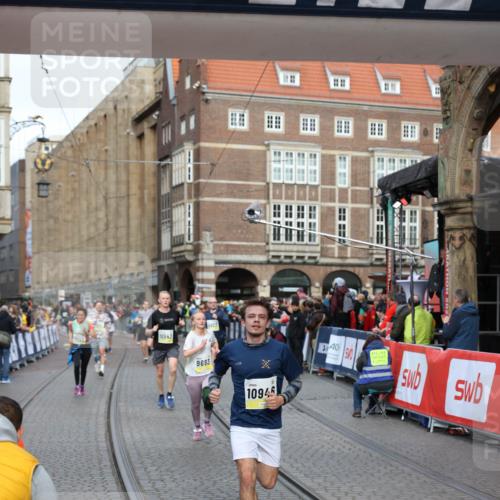 05.10.2025 - 20. swb-Marathon Bremen Yannick Fuchs http://msf.ph/oto/9263331 05.10.2025 10:50:03 Ziel 9369, 9693, 9696, 9761, 9889, 10159, 10346, 10543, 10946, 11091, 11642, 11749 meine-sportfotos.de