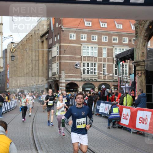 05.10.2025 - 20. swb-Marathon Bremen Yannick Fuchs http://msf.ph/oto/9263337 05.10.2025 10:50:03 Ziel 9369, 9693, 9696, 9761, 9889, 10159, 10346, 10543, 10946, 11091, 11642, 11749 meine-sportfotos.de