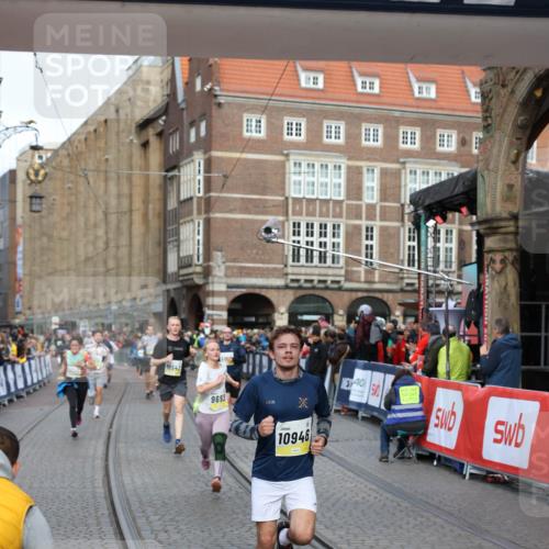 05.10.2025 - 20. swb-Marathon Bremen Yannick Fuchs http://msf.ph/oto/9263342 05.10.2025 10:50:03 Ziel 9369, 9693, 9696, 9761, 9889, 10159, 10346, 10543, 10946, 11091, 11642, 11749 meine-sportfotos.de