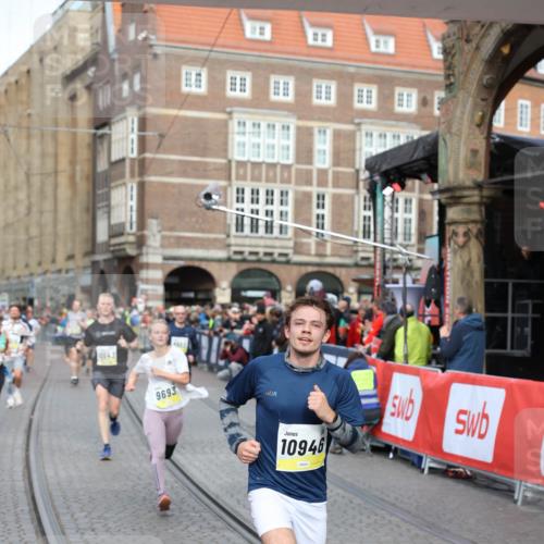 05.10.2025 - 20. swb-Marathon Bremen Yannick Fuchs http://msf.ph/oto/9263347 05.10.2025 10:50:04 Ziel 9369, 9693, 9696, 9761, 9803, 9889, 10159, 10346, 10543, 10946, 11091, 11642, 11749 meine-sportfotos.de