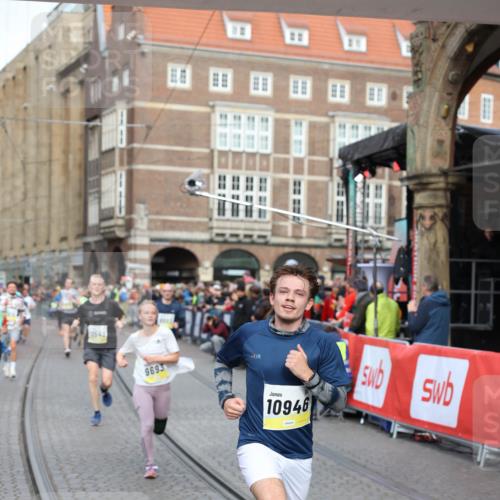 05.10.2025 - 20. swb-Marathon Bremen Yannick Fuchs http://msf.ph/oto/9263352 05.10.2025 10:50:04 Ziel 9369, 9693, 9696, 9761, 9803, 9889, 10159, 10346, 10543, 10946, 11091, 11642, 11749 meine-sportfotos.de