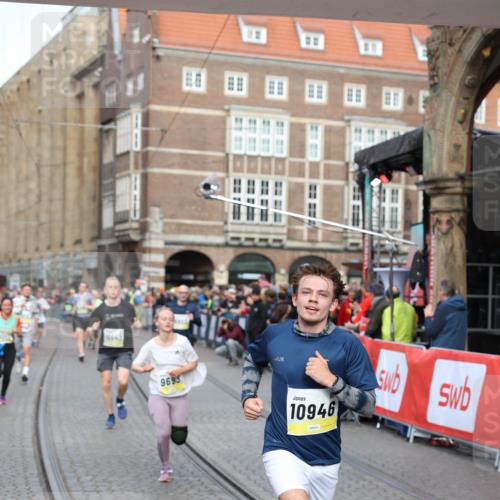 05.10.2025 - 20. swb-Marathon Bremen Yannick Fuchs http://msf.ph/oto/9263357 05.10.2025 10:50:04 Ziel 9369, 9693, 9696, 9761, 9803, 9889, 10159, 10346, 10543, 10946, 11091, 11642, 11749 meine-sportfotos.de
