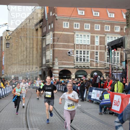 05.10.2025 - 20. swb-Marathon Bremen Yannick Fuchs http://msf.ph/oto/9263375 05.10.2025 10:50:05 Ziel 9369, 9676, 9693, 9696, 9803, 10159, 10543, 10868, 10946, 11091, 11642, 11749 meine-sportfotos.de