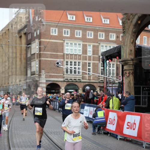 05.10.2025 - 20. swb-Marathon Bremen Yannick Fuchs http://msf.ph/oto/9263415 05.10.2025 10:50:05 Ziel 9369, 9676, 9693, 9696, 9803, 10159, 10543, 10868, 10946, 11091, 11642, 11749 meine-sportfotos.de