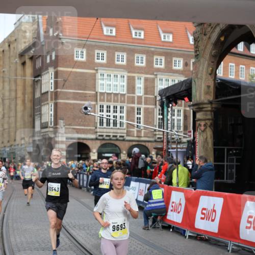 05.10.2025 - 20. swb-Marathon Bremen Yannick Fuchs http://msf.ph/oto/9263424 05.10.2025 10:50:05 Ziel 9369, 9676, 9693, 9696, 9803, 10159, 10543, 10868, 10946, 11091, 11642, 11749 meine-sportfotos.de