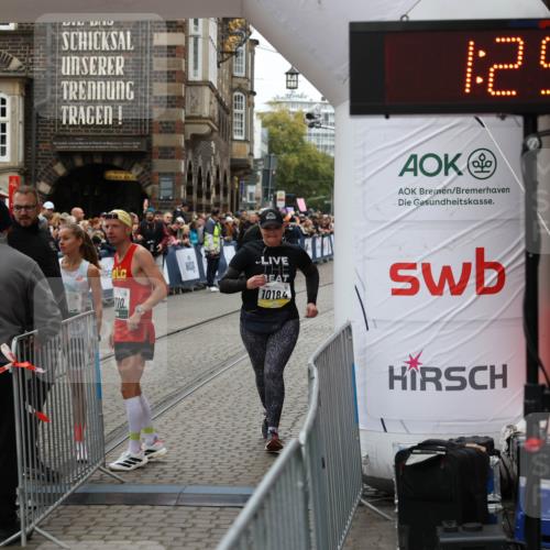 05.10.2025 - 20. swb-Marathon Bremen Yannick Fuchs http://msf.ph/oto/9263444 05.10.2025 11:25:54 Ziel 9338, 10184 meine-sportfotos.de