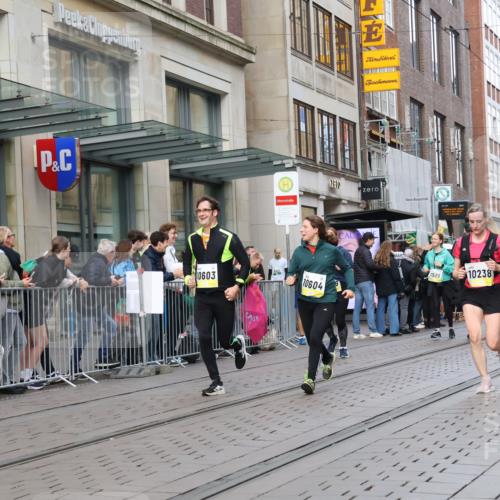 05.10.2025 - 20. swb-Marathon Bremen Strokosch-Dieckow http://msf.ph/oto/9263452 05.10.2025 11:03:26 Ziel 7199, 7788, 9241, 9315, 9379, 9571, 9940, 10106, 10213, 10238, 10265, 10271, 10297, 10478, 10603, 10604, 10711, 10713, 11039, 11272, 11306, 11522, 11589, 7199, 7788, 9241, 9315, 9379, 9571, 9940, 10106, 10213, 10238, 10265, 10271, 10297, 10478, 10603, 10604, 10711, 10713, 11039, 11272, 11306, 11522, 11589 meine-sportfotos.de