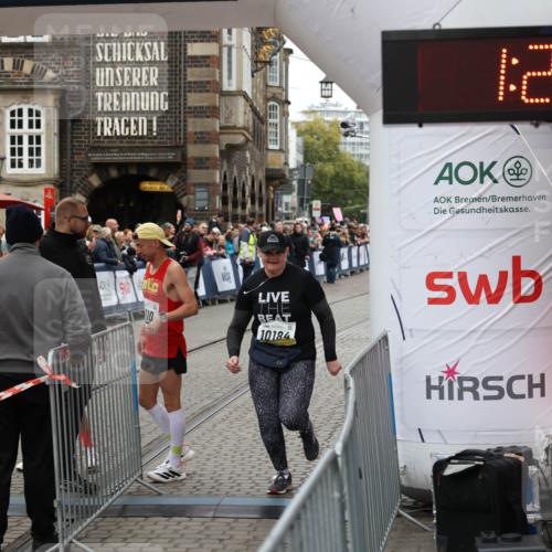 05.10.2025 - 20. swb-Marathon Bremen Yannick Fuchs http://msf.ph/oto/9263455 05.10.2025 11:25:55 Ziel 9338, 10184 meine-sportfotos.de