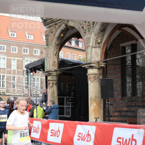 05.10.2025 - 20. swb-Marathon Bremen Yannick Fuchs http://msf.ph/oto/9263461 05.10.2025 10:50:06 Ziel 9676, 9693, 9803, 10159, 10543, 10868, 10946, 11642, 11749 meine-sportfotos.de