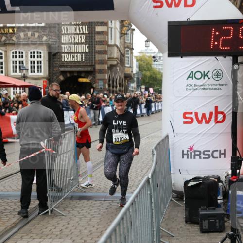 05.10.2025 - 20. swb-Marathon Bremen Yannick Fuchs http://msf.ph/oto/9263479 05.10.2025 11:25:55 Ziel 9338, 10184 meine-sportfotos.de