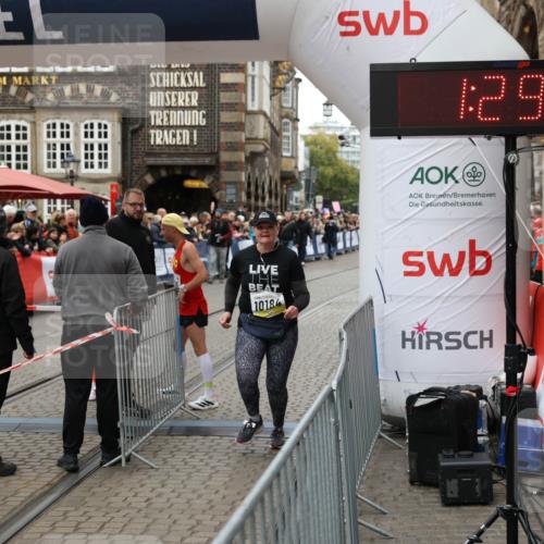 05.10.2025 - 20. swb-Marathon Bremen Yannick Fuchs http://msf.ph/oto/9263483 05.10.2025 11:25:55 Ziel 9338, 10184 meine-sportfotos.de