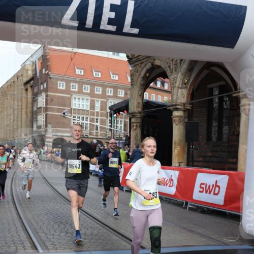 05.10.2025 - 20. swb-Marathon Bremen Yannick Fuchs http://msf.ph/oto/9263486 05.10.2025 10:50:06 Ziel 9676, 9693, 9803, 10159, 10543, 10868, 10946, 11642, 11749 meine-sportfotos.de