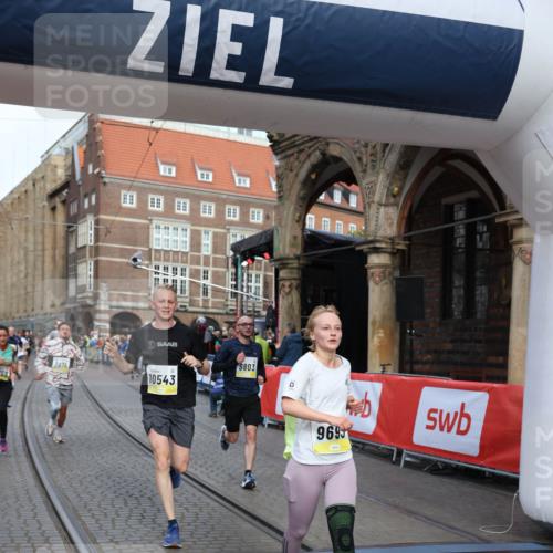 05.10.2025 - 20. swb-Marathon Bremen Yannick Fuchs http://msf.ph/oto/9263490 05.10.2025 10:50:06 Ziel 9676, 9693, 9803, 10159, 10543, 10868, 10946, 11642, 11749 meine-sportfotos.de