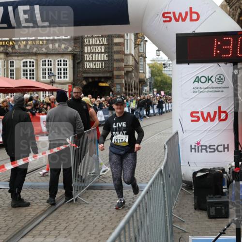 05.10.2025 - 20. swb-Marathon Bremen Yannick Fuchs http://msf.ph/oto/9263493 05.10.2025 11:25:55 Ziel 9338, 10184 meine-sportfotos.de