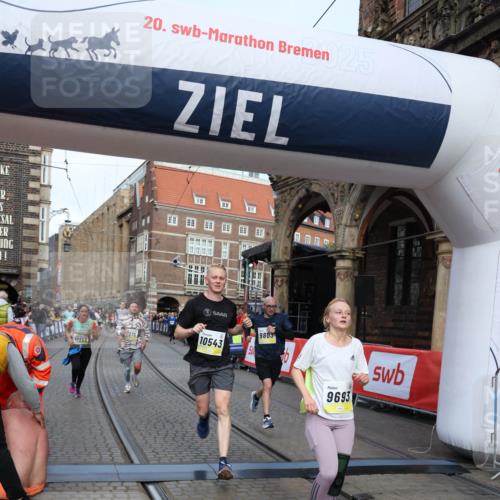05.10.2025 - 20. swb-Marathon Bremen Yannick Fuchs http://msf.ph/oto/9263498 05.10.2025 10:50:07 Ziel 9676, 9693, 9803, 10159, 10543, 10868, 10946, 11642, 11749 meine-sportfotos.de