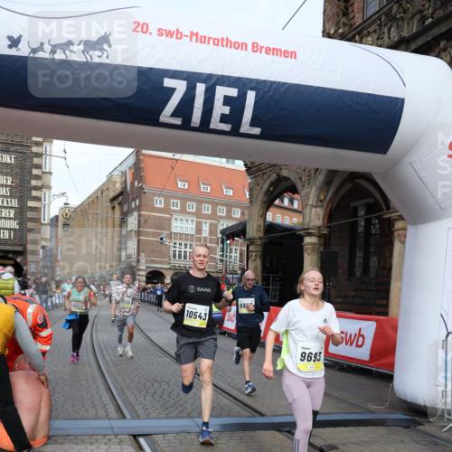 05.10.2025 - 20. swb-Marathon Bremen Yannick Fuchs http://msf.ph/oto/9263506 05.10.2025 10:50:07 Ziel 9676, 9693, 9803, 10159, 10543, 10868, 10946, 11642, 11749 meine-sportfotos.de