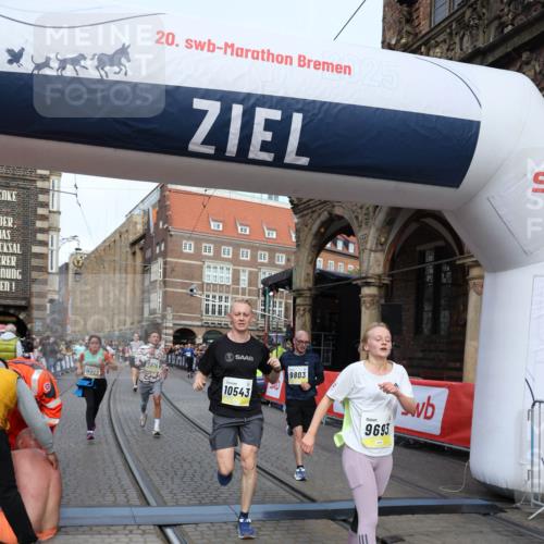 05.10.2025 - 20. swb-Marathon Bremen Yannick Fuchs http://msf.ph/oto/9263511 05.10.2025 10:50:07 Ziel 9676, 9693, 9803, 10159, 10543, 10868, 10946, 11642, 11749 meine-sportfotos.de