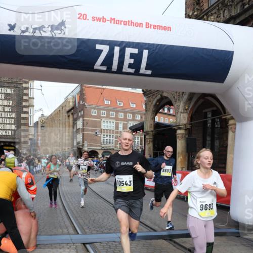 05.10.2025 - 20. swb-Marathon Bremen Yannick Fuchs http://msf.ph/oto/9263518 05.10.2025 10:50:07 Ziel 9676, 9693, 9803, 10159, 10543, 10868, 10946, 11642, 11749 meine-sportfotos.de