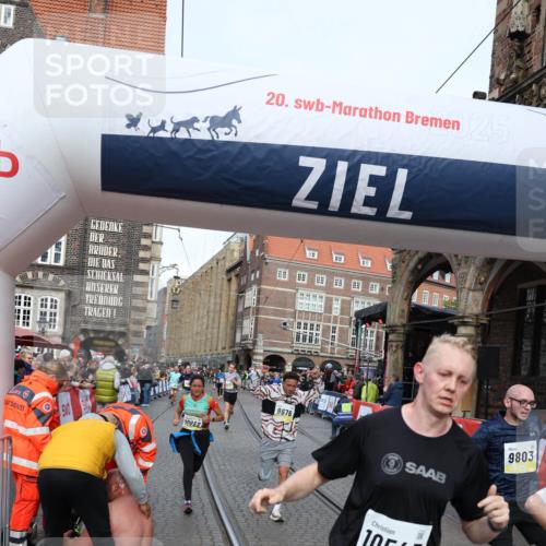 05.10.2025 - 20. swb-Marathon Bremen Yannick Fuchs http://msf.ph/oto/9263527 05.10.2025 10:50:08 Ziel 9676, 9693, 9803, 10543, 10868, 10946, 11621, 11642 meine-sportfotos.de