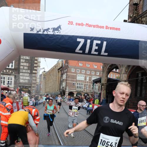 05.10.2025 - 20. swb-Marathon Bremen Yannick Fuchs http://msf.ph/oto/9263537 05.10.2025 10:50:08 Ziel 9676, 9693, 9803, 10543, 10868, 10946, 11621, 11642 meine-sportfotos.de