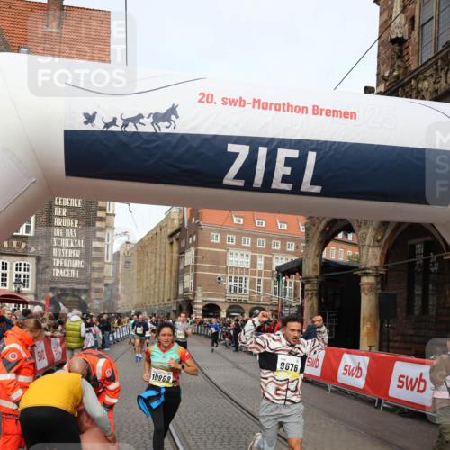 05.10.2025 - 20. swb-Marathon Bremen Yannick Fuchs http://msf.ph/oto/9263543 05.10.2025 10:50:08 Ziel 9676, 9693, 9803, 10543, 10868, 10946, 11621, 11642 meine-sportfotos.de
