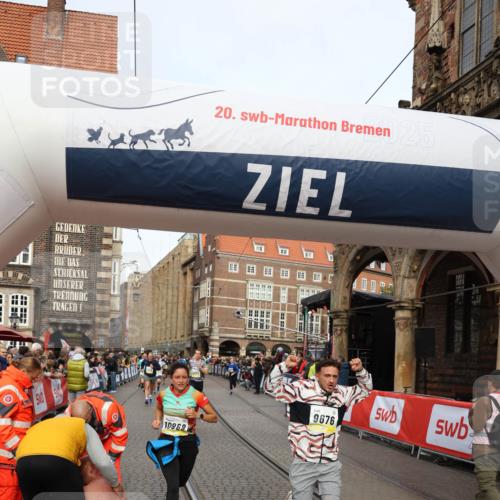 05.10.2025 - 20. swb-Marathon Bremen Yannick Fuchs http://msf.ph/oto/9263549 05.10.2025 10:50:08 Ziel 9676, 9693, 9803, 10543, 10868, 10946, 11621, 11642 meine-sportfotos.de