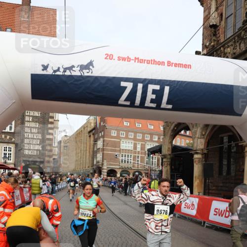 05.10.2025 - 20. swb-Marathon Bremen Yannick Fuchs http://msf.ph/oto/9263557 05.10.2025 10:50:08 Ziel 9676, 9693, 9803, 10543, 10868, 10946, 11621, 11642 meine-sportfotos.de