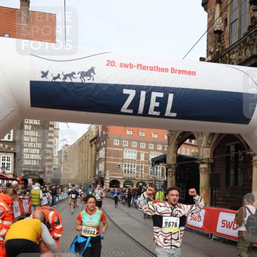 05.10.2025 - 20. swb-Marathon Bremen Yannick Fuchs http://msf.ph/oto/9263565 05.10.2025 10:50:08 Ziel 9676, 9693, 9803, 10543, 10868, 10946, 11621, 11642 meine-sportfotos.de