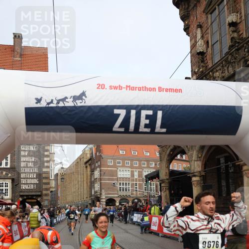 05.10.2025 - 20. swb-Marathon Bremen Yannick Fuchs http://msf.ph/oto/9263574 05.10.2025 10:50:09 Ziel 9676, 9693, 9803, 10543, 10868, 10946, 11621, 11642 meine-sportfotos.de