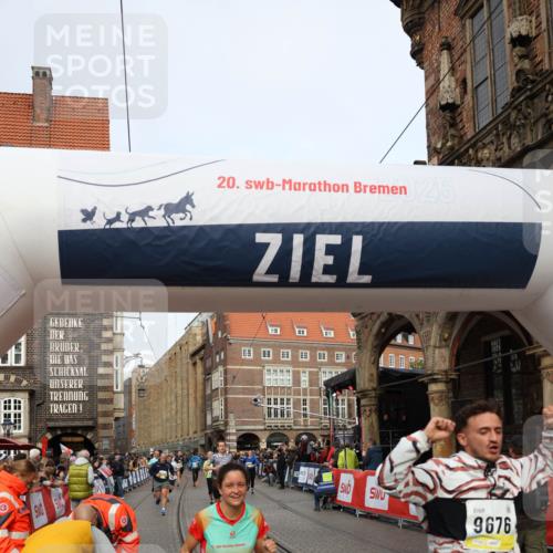 05.10.2025 - 20. swb-Marathon Bremen Yannick Fuchs http://msf.ph/oto/9263585 05.10.2025 10:50:09 Ziel 9676, 9693, 9803, 10543, 10868, 10946, 11621, 11642 meine-sportfotos.de