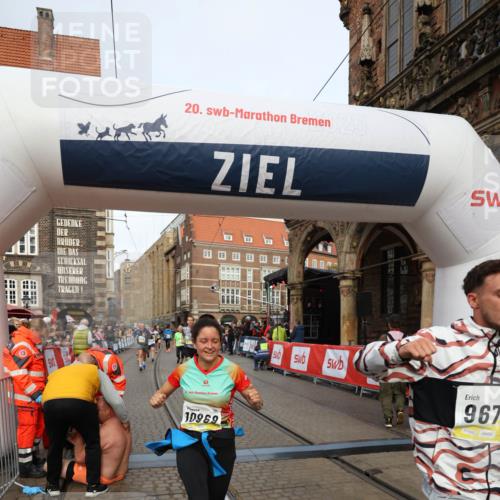 05.10.2025 - 20. swb-Marathon Bremen Yannick Fuchs http://msf.ph/oto/9263592 05.10.2025 10:50:09 Ziel 9676, 9693, 9803, 10543, 10868, 10946, 11621, 11642 meine-sportfotos.de