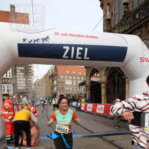 05.10.2025 - 20. swb-Marathon Bremen Yannick Fuchs http://msf.ph/oto/9263601 05.10.2025 10:50:09 Ziel 9676, 9693, 9803, 10543, 10868, 10946, 11621, 11642 meine-sportfotos.de