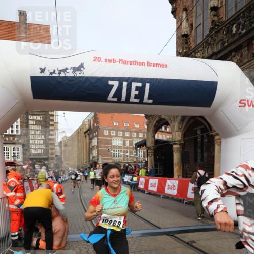 05.10.2025 - 20. swb-Marathon Bremen Yannick Fuchs http://msf.ph/oto/9263609 05.10.2025 10:50:09 Ziel 9676, 9693, 9803, 10543, 10868, 10946, 11621, 11642 meine-sportfotos.de