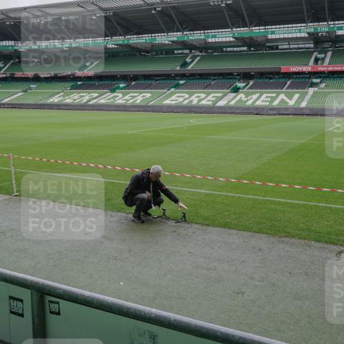 05.10.2025 - 20. swb-Marathon Bremen Michael Burmester http://msf.ph/oto/9263621 05.10.2025 11:52:20 Laufen im Stadion 1040 meine-sportfotos.de