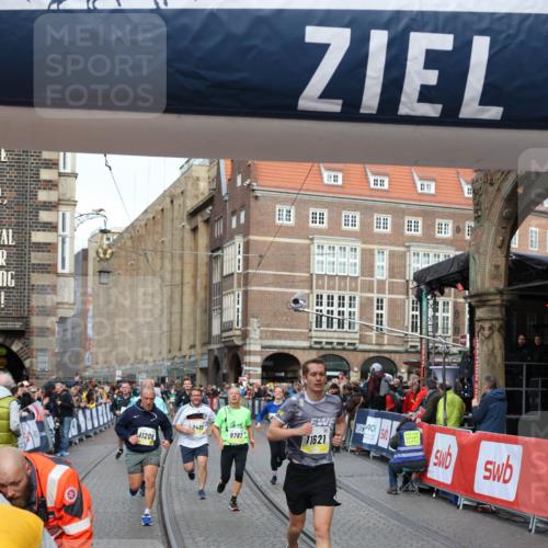 05.10.2025 - 20. swb-Marathon Bremen Yannick Fuchs http://msf.ph/oto/9263631 05.10.2025 10:50:10 Ziel 9485, 9676, 9693, 9787, 9803, 10543, 10868, 10946, 11208, 11288, 11295, 11621, 11642 meine-sportfotos.de