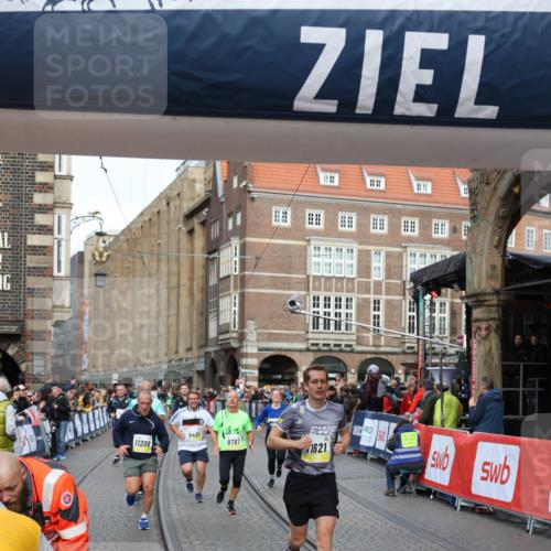 05.10.2025 - 20. swb-Marathon Bremen Yannick Fuchs http://msf.ph/oto/9263641 05.10.2025 10:50:10 Ziel 9485, 9676, 9693, 9787, 9803, 10543, 10868, 10946, 11208, 11288, 11295, 11621, 11642 meine-sportfotos.de