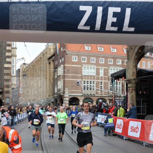 05.10.2025 - 20. swb-Marathon Bremen Yannick Fuchs http://msf.ph/oto/9263654 05.10.2025 10:50:10 Ziel 9485, 9676, 9693, 9787, 9803, 10543, 10868, 10946, 11208, 11288, 11295, 11621, 11642 meine-sportfotos.de