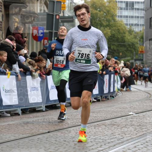 05.10.2025 - 20. swb-Marathon Bremen Strokosch-Dieckow http://msf.ph/oto/9263657 05.10.2025 12:58:32 Ziel 1058, 1258, 1392, 3705, 7405, 7816 meine-sportfotos.de