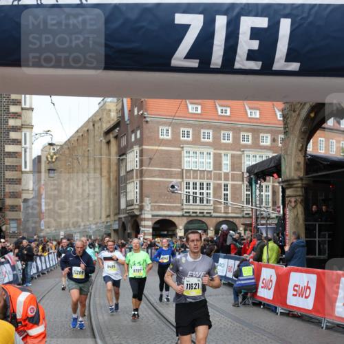 05.10.2025 - 20. swb-Marathon Bremen Yannick Fuchs http://msf.ph/oto/9263663 05.10.2025 10:50:10 Ziel 9485, 9676, 9693, 9787, 9803, 10543, 10868, 10946, 11208, 11288, 11295, 11621, 11642 meine-sportfotos.de