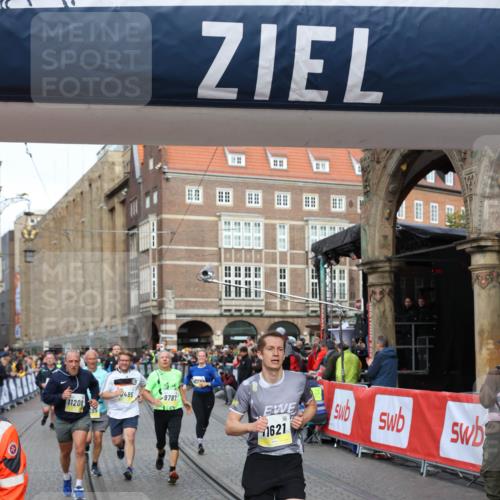 05.10.2025 - 20. swb-Marathon Bremen Yannick Fuchs http://msf.ph/oto/9263670 05.10.2025 10:50:11 Ziel 9485, 9676, 9693, 9787, 9803, 10246, 10543, 10868, 10946, 11208, 11288, 11295, 11621 meine-sportfotos.de