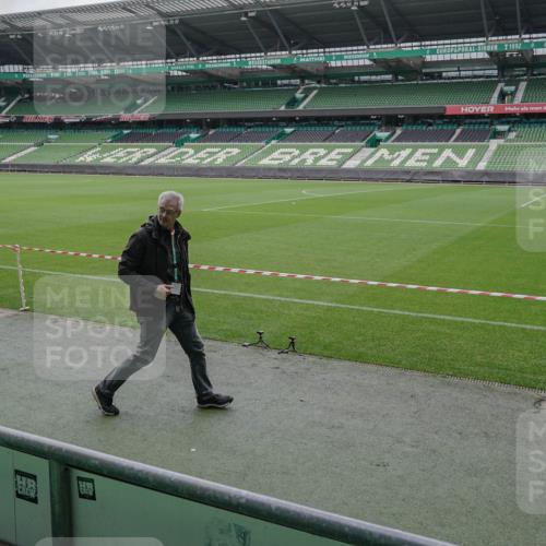 05.10.2025 - 20. swb-Marathon Bremen Michael Burmester http://msf.ph/oto/9263674 05.10.2025 11:52:36 Laufen im Stadion  meine-sportfotos.de