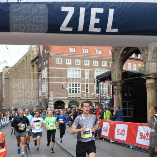 05.10.2025 - 20. swb-Marathon Bremen Yannick Fuchs http://msf.ph/oto/9263680 05.10.2025 10:50:11 Ziel 9485, 9676, 9693, 9787, 9803, 10246, 10543, 10868, 10946, 11208, 11288, 11295, 11621 meine-sportfotos.de