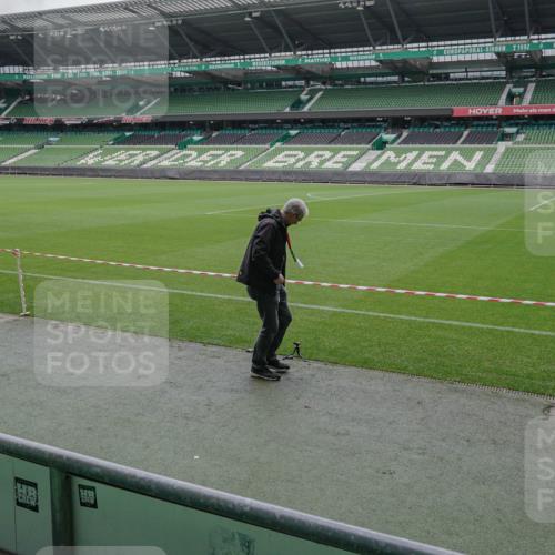 05.10.2025 - 20. swb-Marathon Bremen Michael Burmester http://msf.ph/oto/9263693 05.10.2025 11:52:43 Laufen im Stadion  meine-sportfotos.de