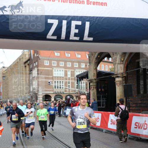 05.10.2025 - 20. swb-Marathon Bremen Yannick Fuchs http://msf.ph/oto/9263700 05.10.2025 10:50:11 Ziel 9485, 9676, 9693, 9787, 9803, 10246, 10543, 10868, 10946, 11208, 11288, 11295, 11621 meine-sportfotos.de