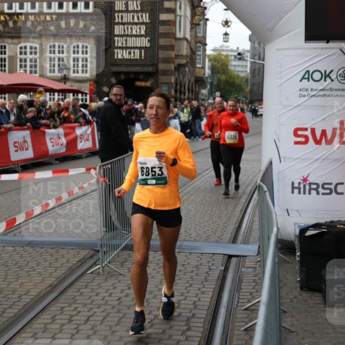 05.10.2025 - 20. swb-Marathon Bremen Yannick Fuchs http://msf.ph/oto/9263708 05.10.2025 11:26:27 Ziel 9352, 10373, 11326 meine-sportfotos.de